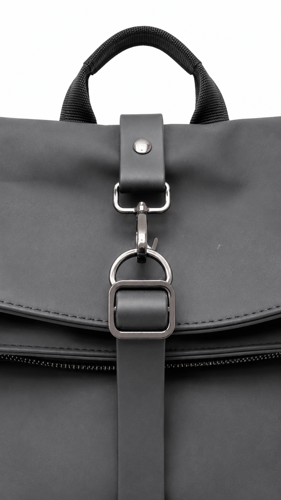 Detalle de la hebilla y mosquetón ajustable de la Mochila Nova