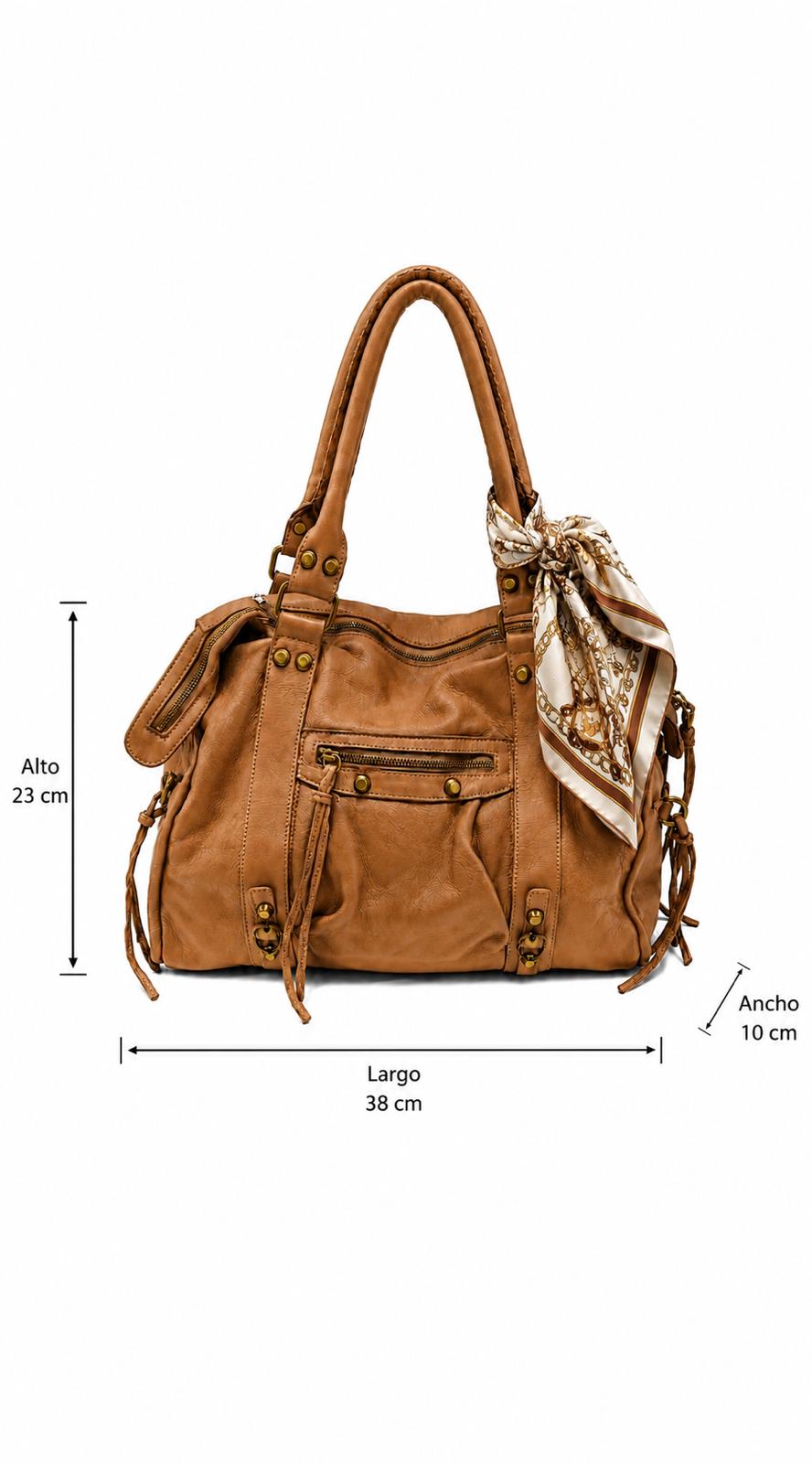 Modelo llevando el Bolso Ginevra de piel lavada color camel, Azul Celeste Milano